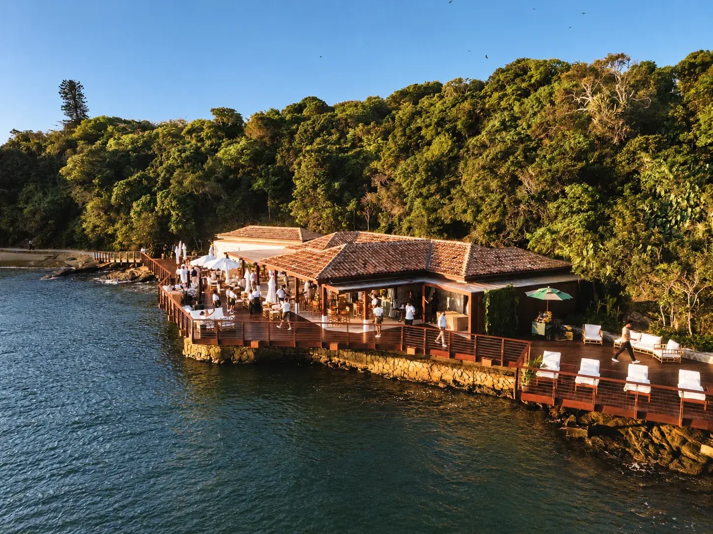 O deck do Resid Bar Nas Rocas à beira-mar, na Ilha Rasa.